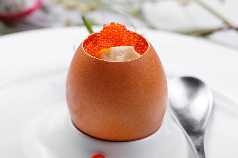 铁板蟹子蒸蛋摆放在白色背景上图片