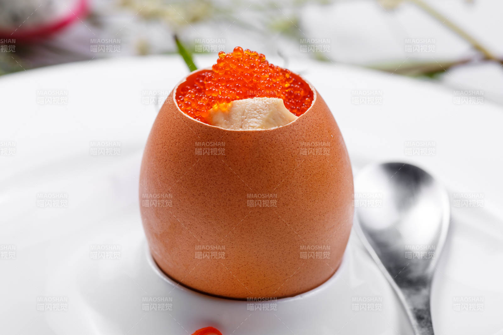 铁板蟹子蒸蛋摆放在白色背景上图片