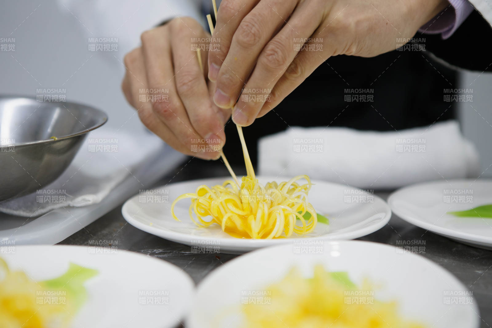 人与食物紧张忙碌的中餐厨房图片