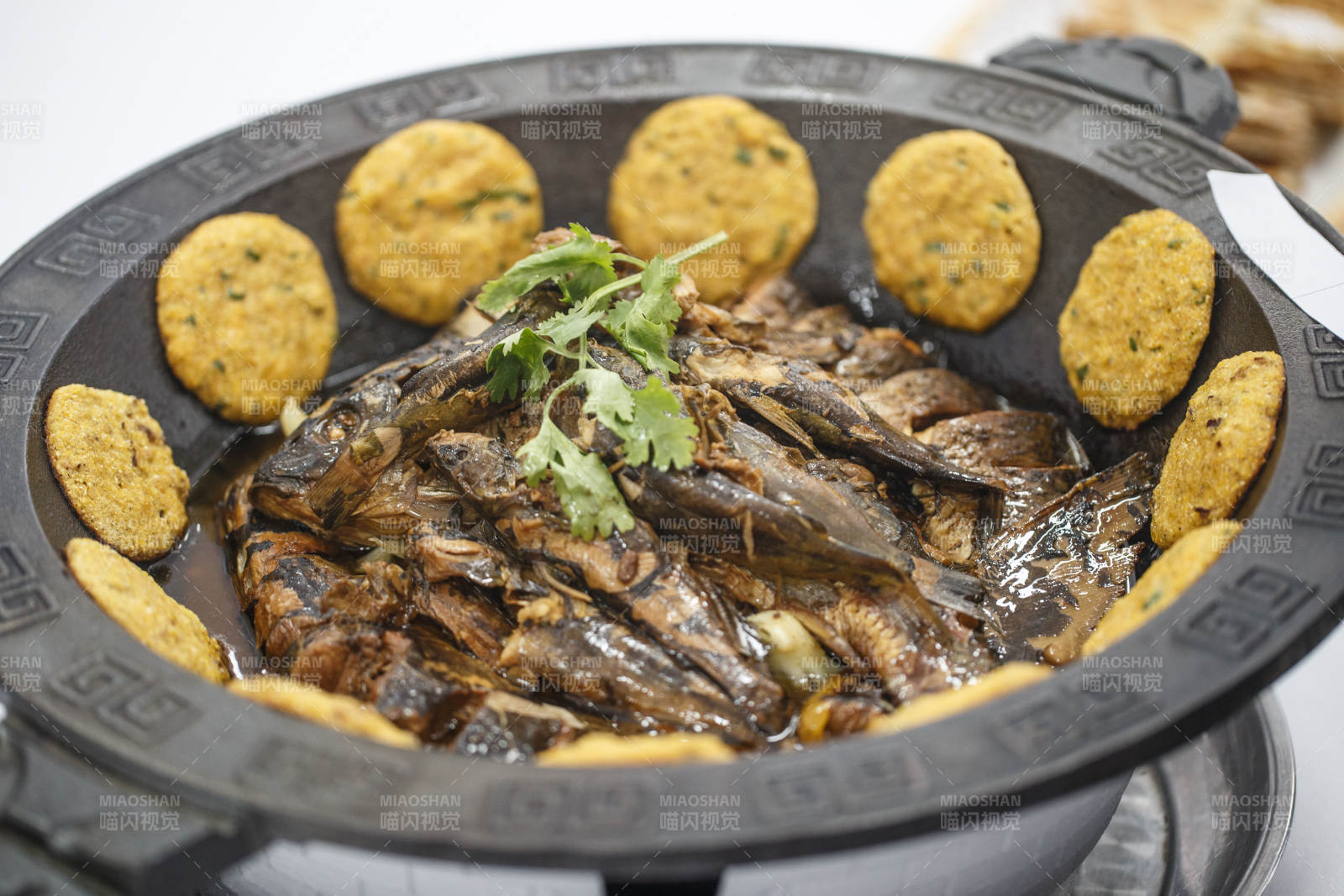 精美铁锅装的传统名菜熬杂鱼贴饼子图片