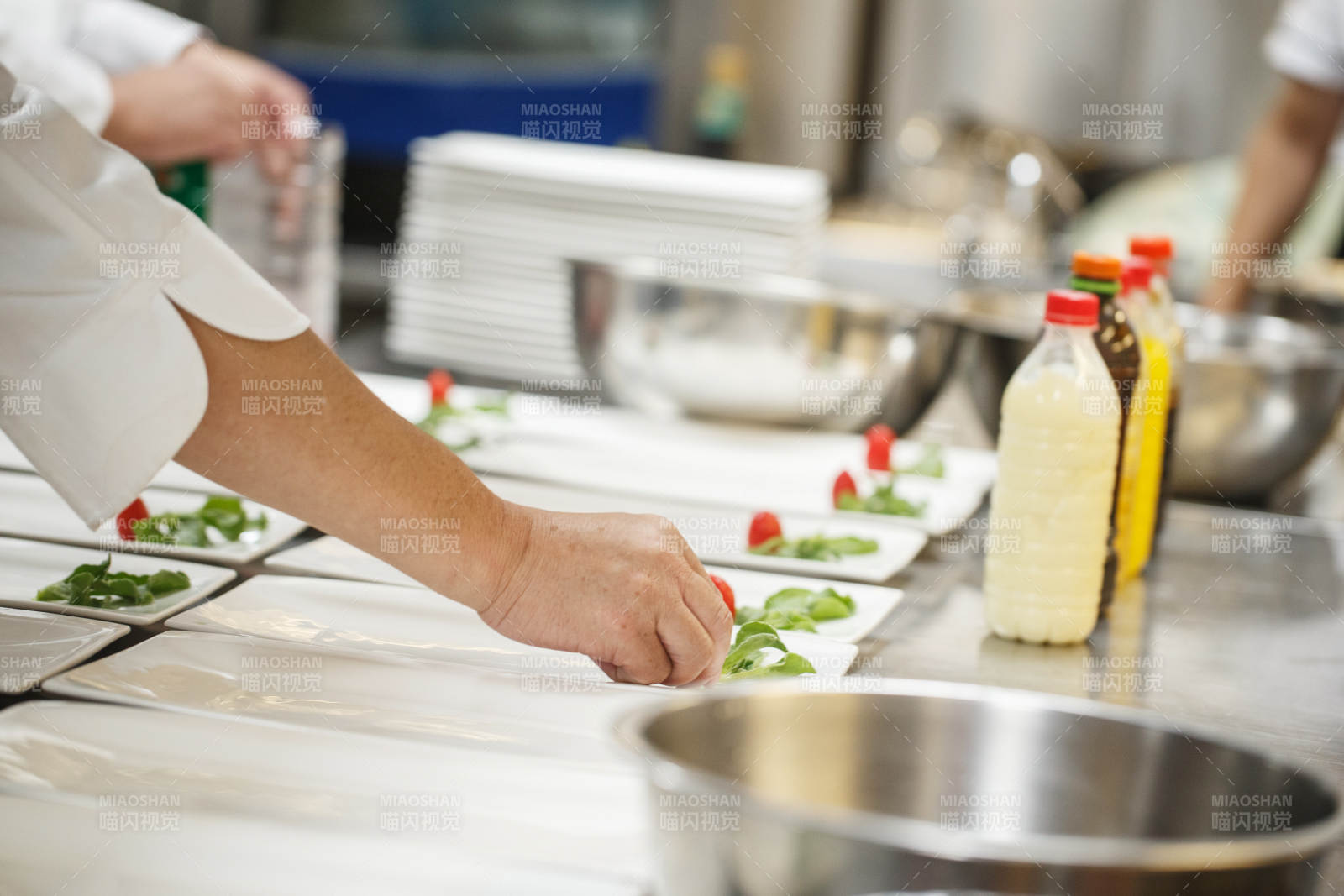人与食物紧张忙碌的中餐厨房图片