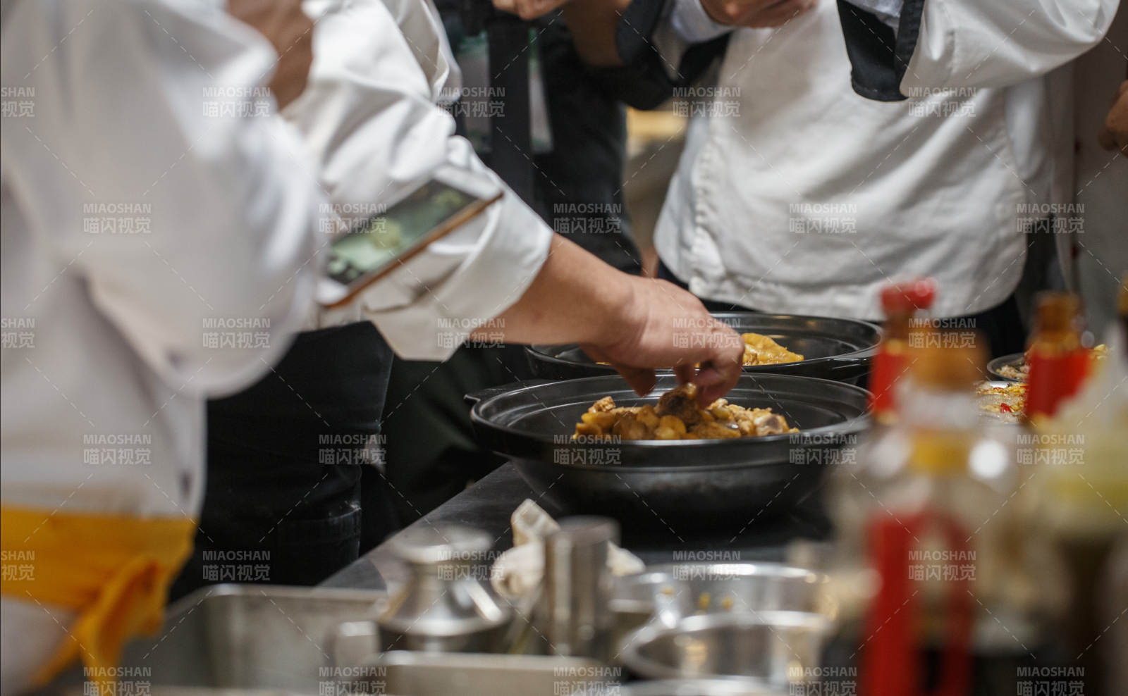 人与食物紧张忙碌的中餐厨房图片