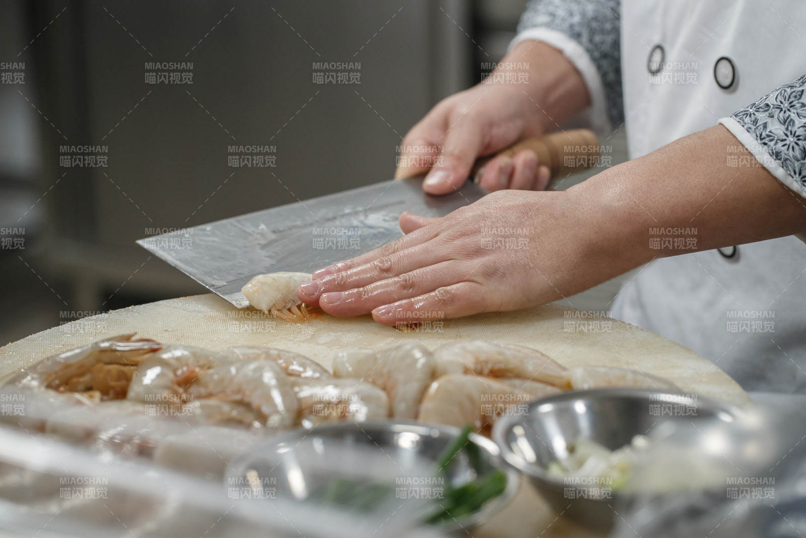 人与食物紧张忙碌的中餐厨房图片