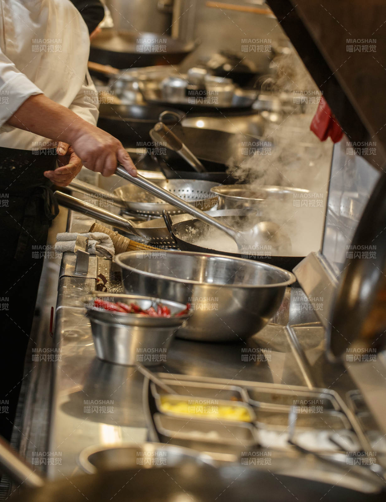 人与食物紧张忙碌的中餐厨房图片