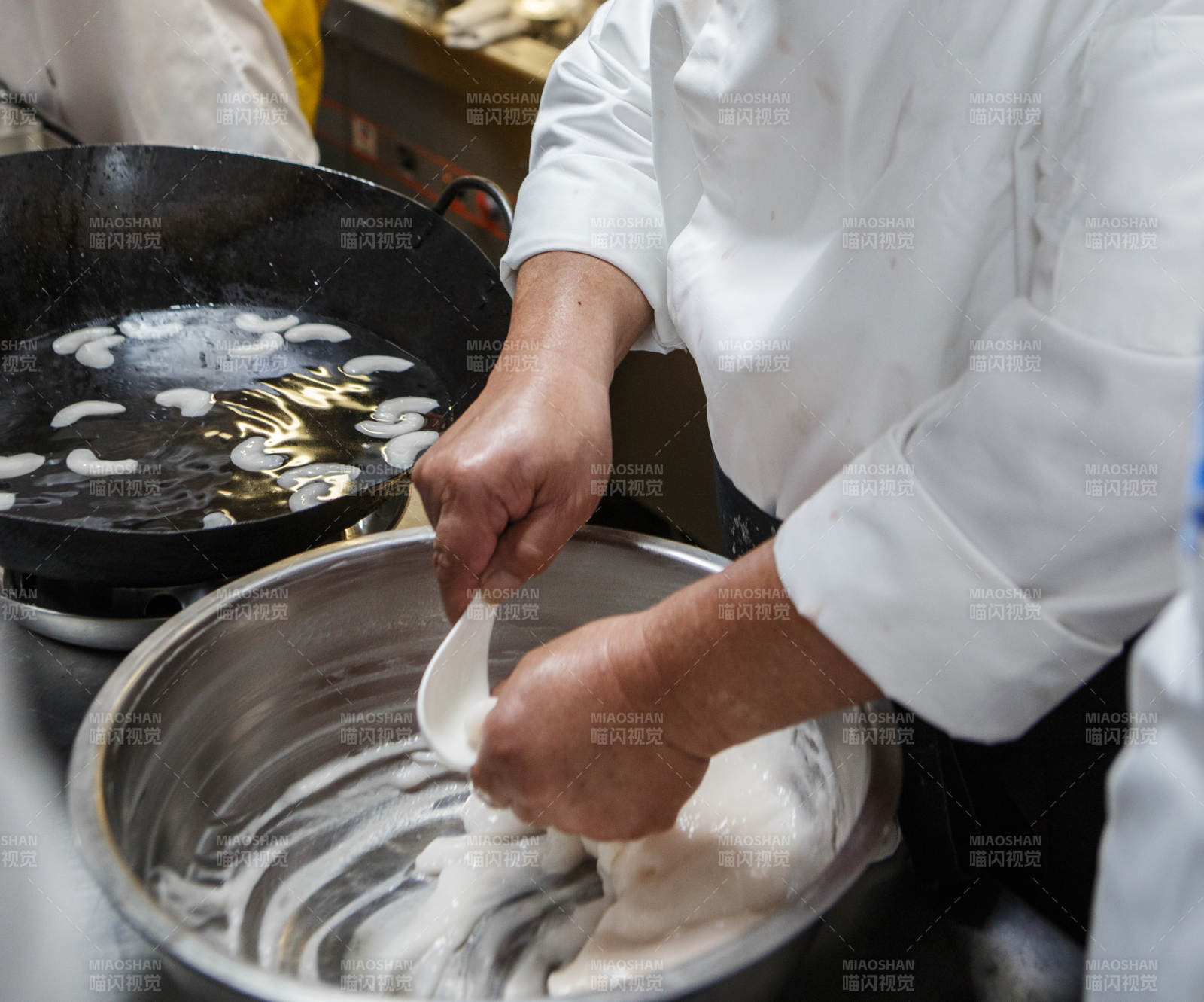 人与食物紧张忙碌的中餐厨房图片