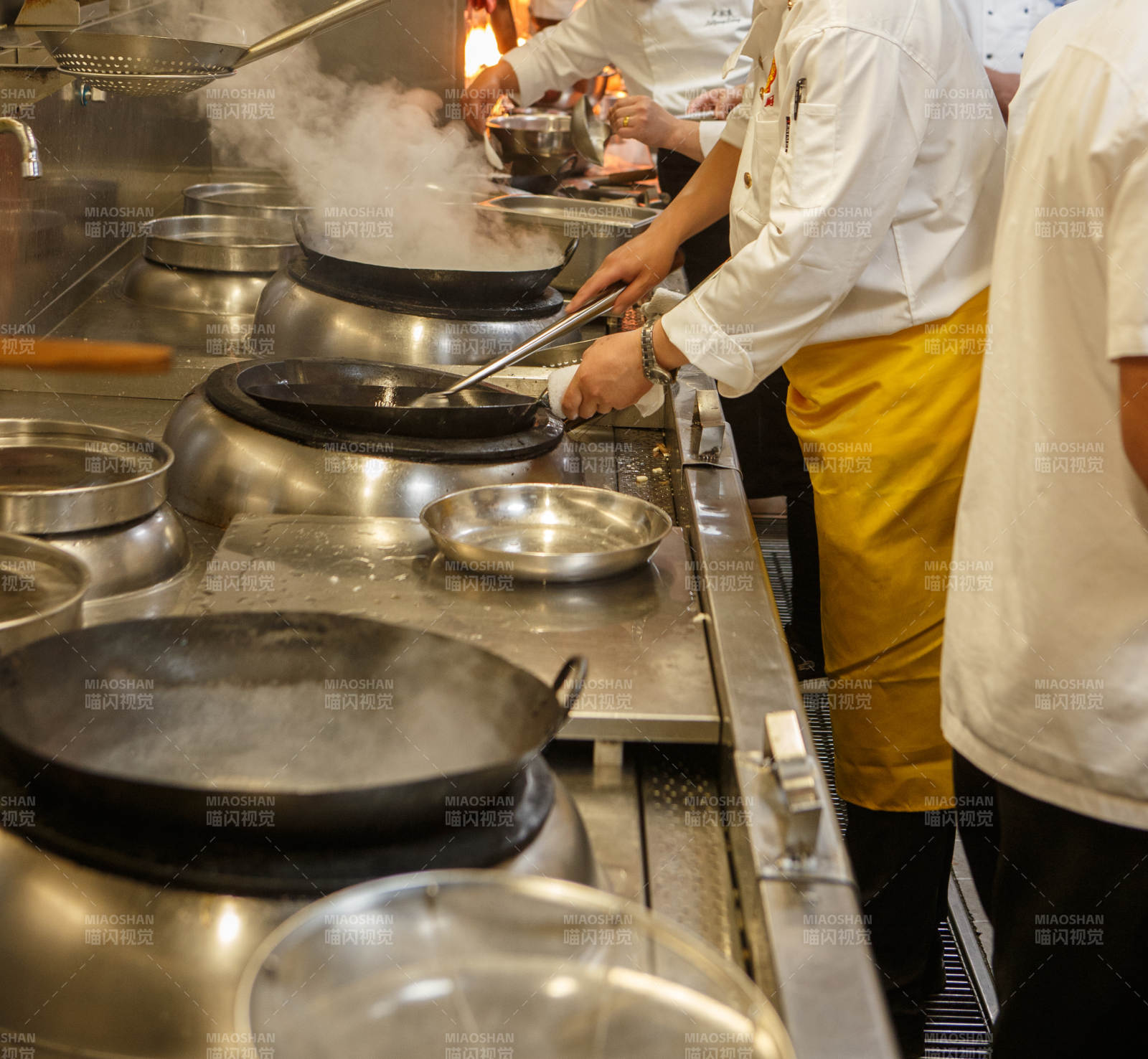 人与食物紧张忙碌的中餐厨房图片