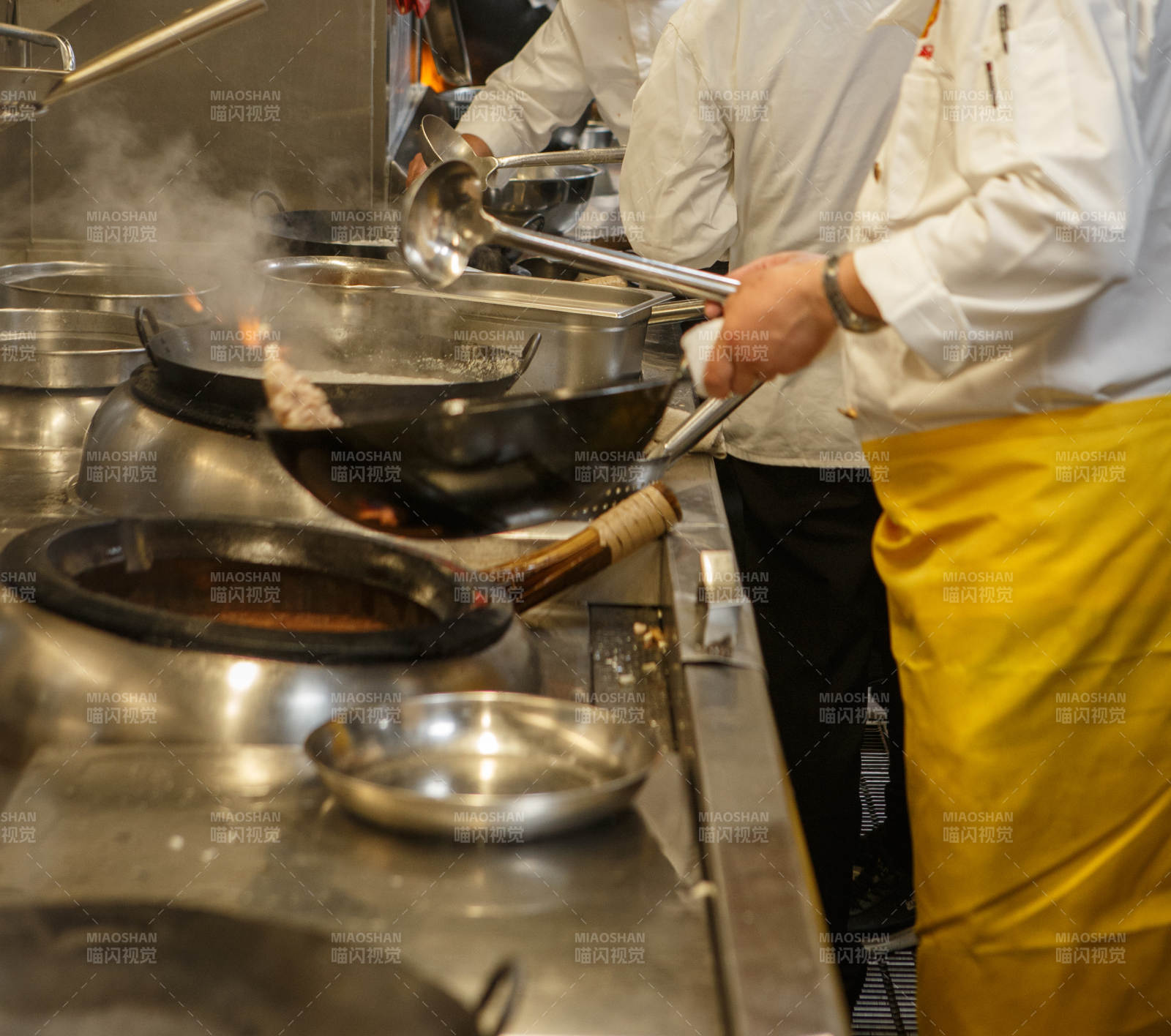 人与食物紧张忙碌的中餐厨房图片