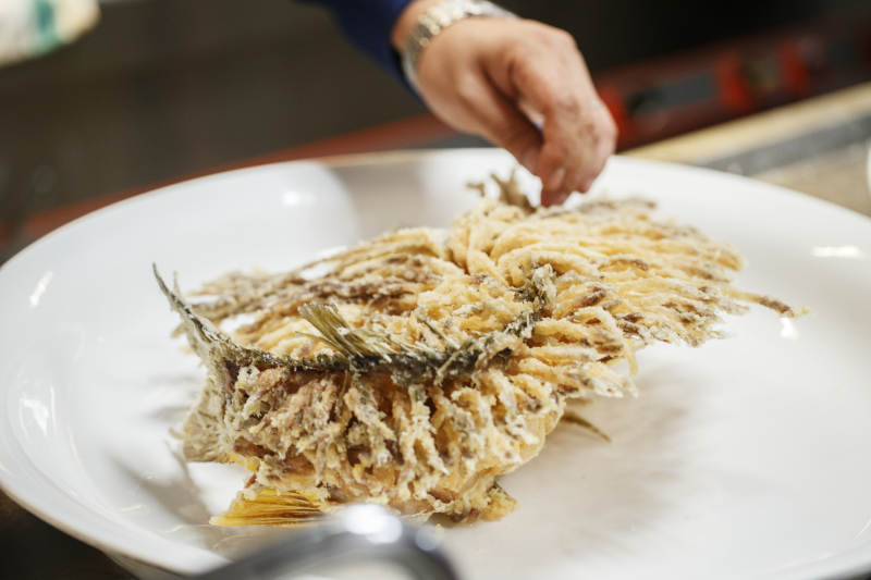 后厨制作中的半成品成品名菜金毛狮子鱼图片