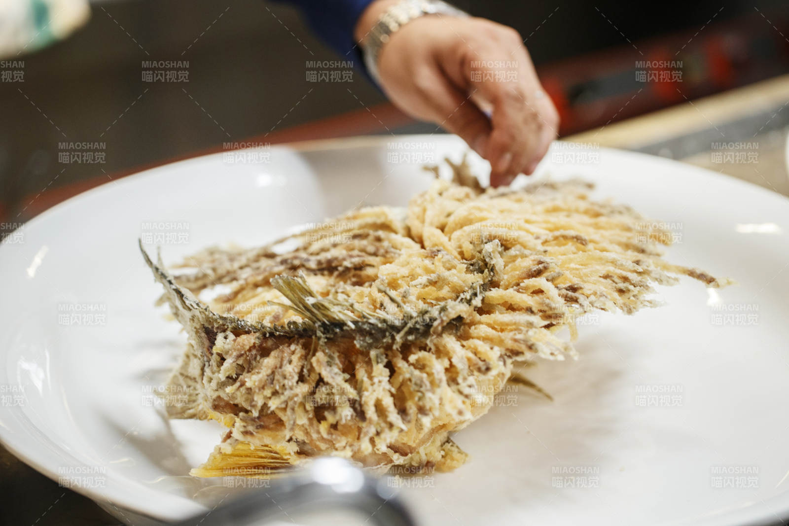 后厨制作中的半成品成品名菜金毛狮子鱼图片