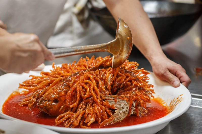 后厨制作中的半成品成品名菜金毛狮子鱼图片