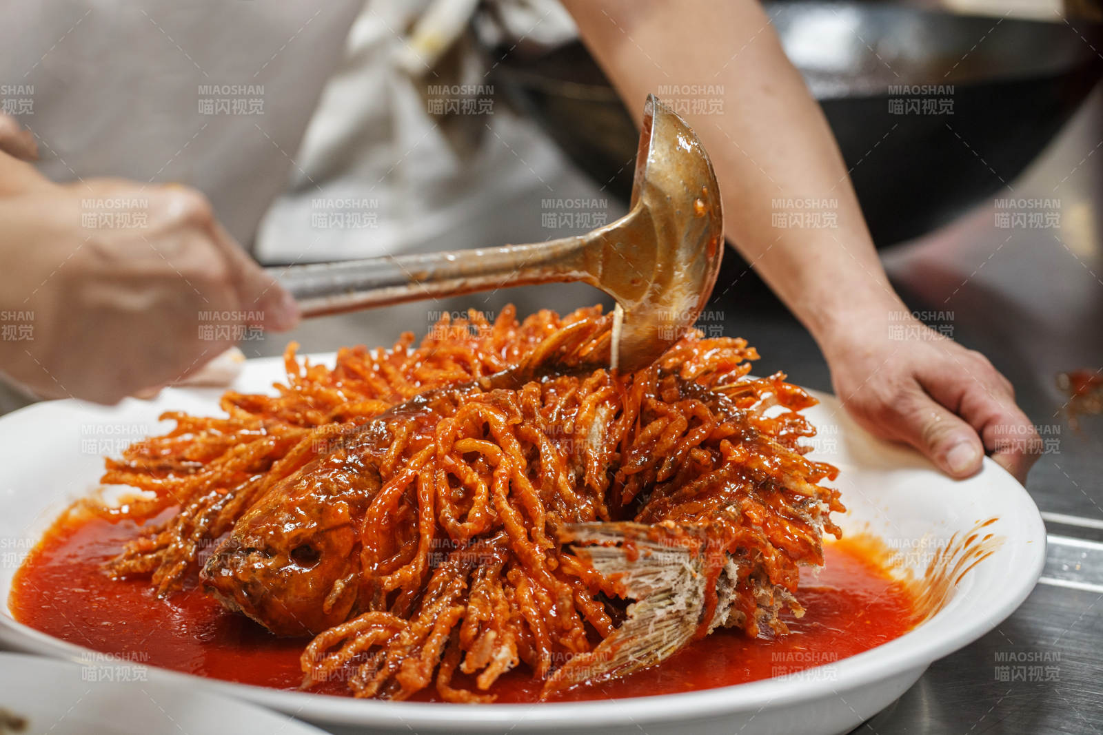 后厨制作中的半成品成品名菜金毛狮子鱼图片