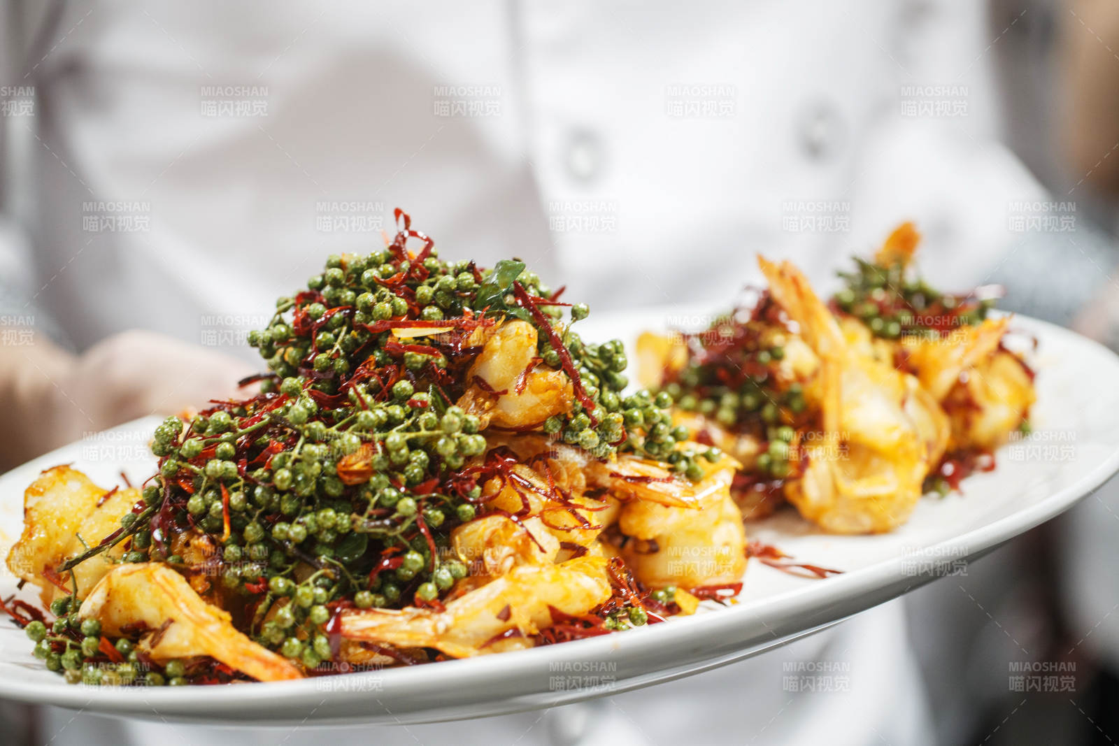 厨师展示的刚刚出锅的川味藤椒大虾图片