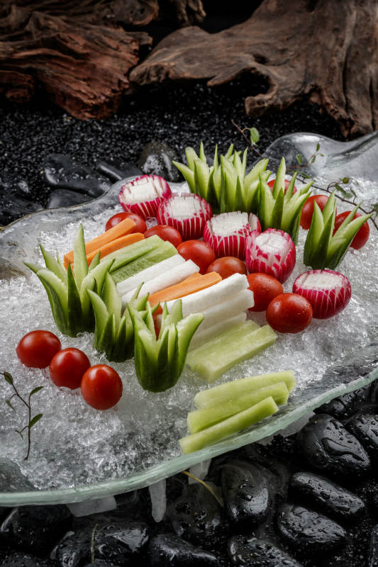 冰盘装的田园时蔬图片