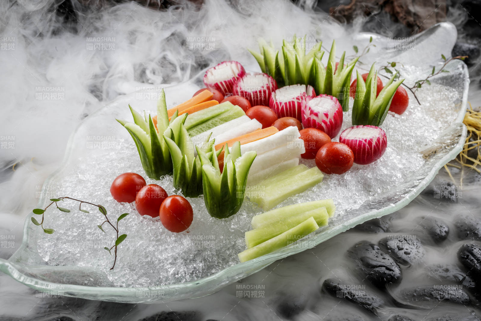 冰盘装的田园时蔬图片