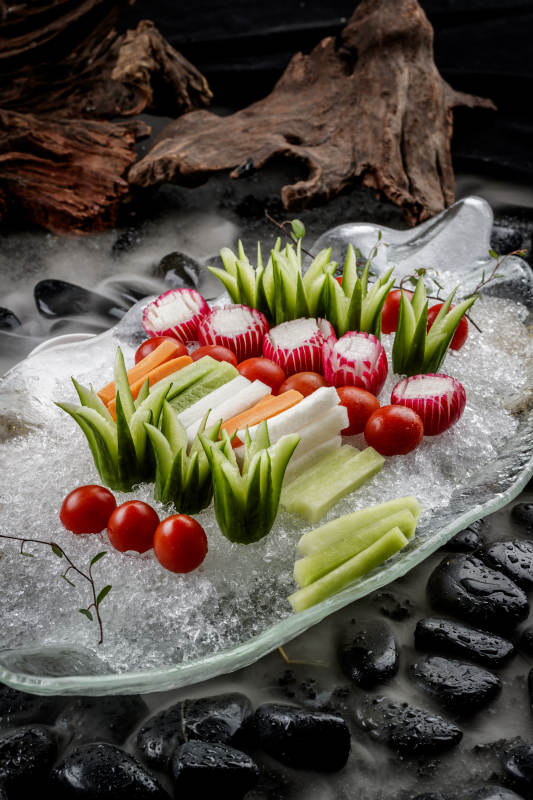 冰盘装的田园时蔬图片