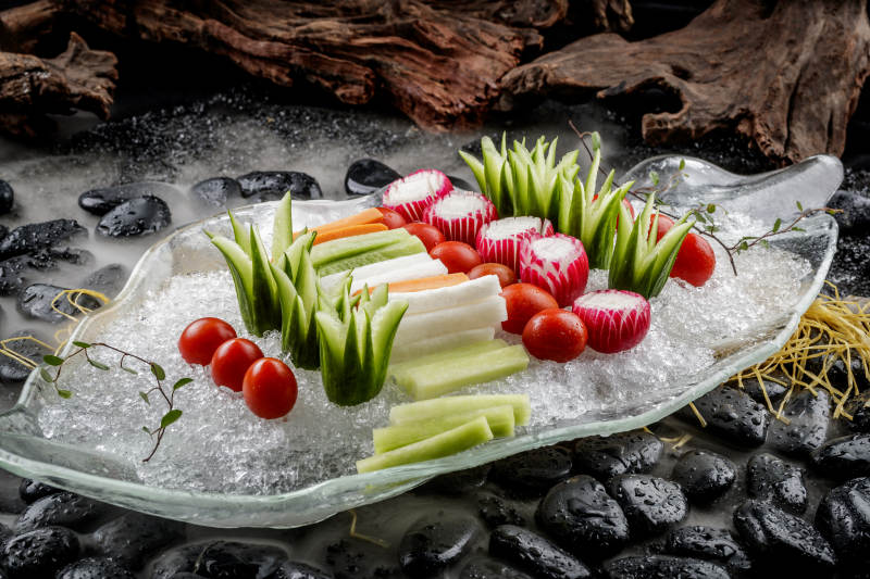 冰盘装的田园时蔬图片