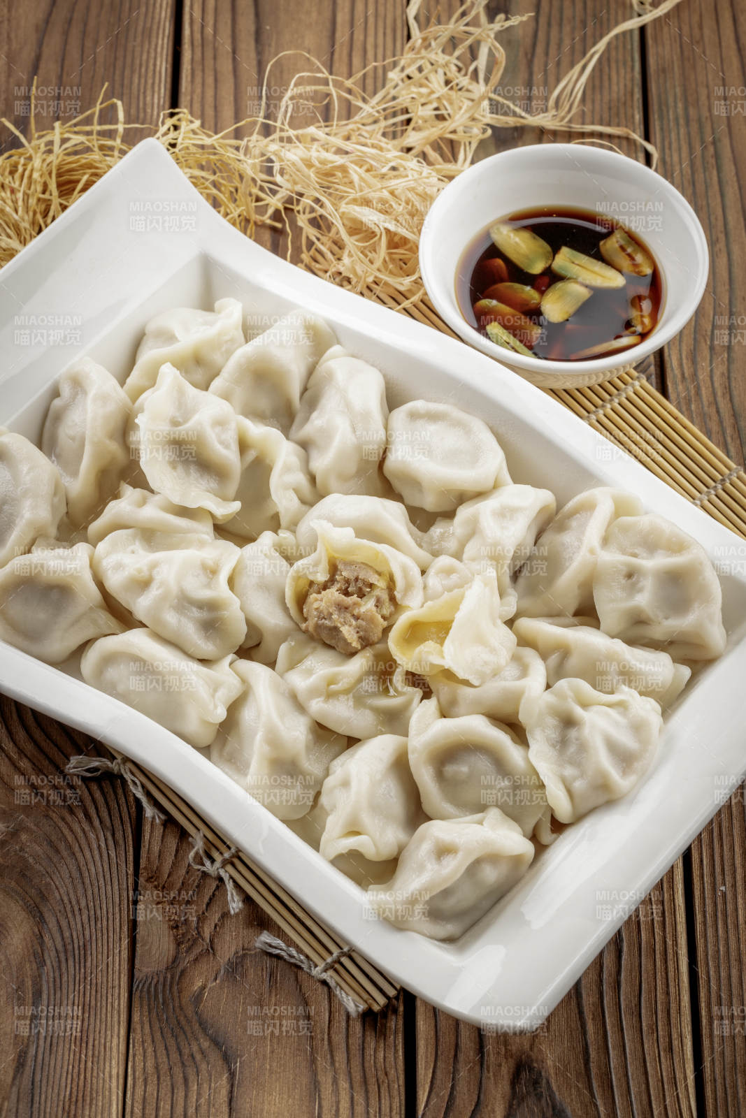 刚出锅的猪肉大葱水饺图片