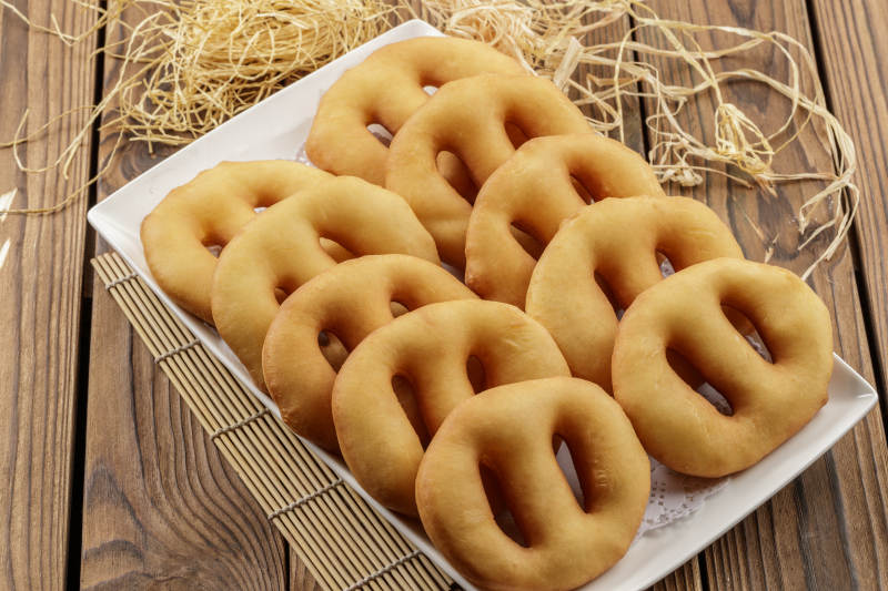 刚炸出锅的小油饼图片