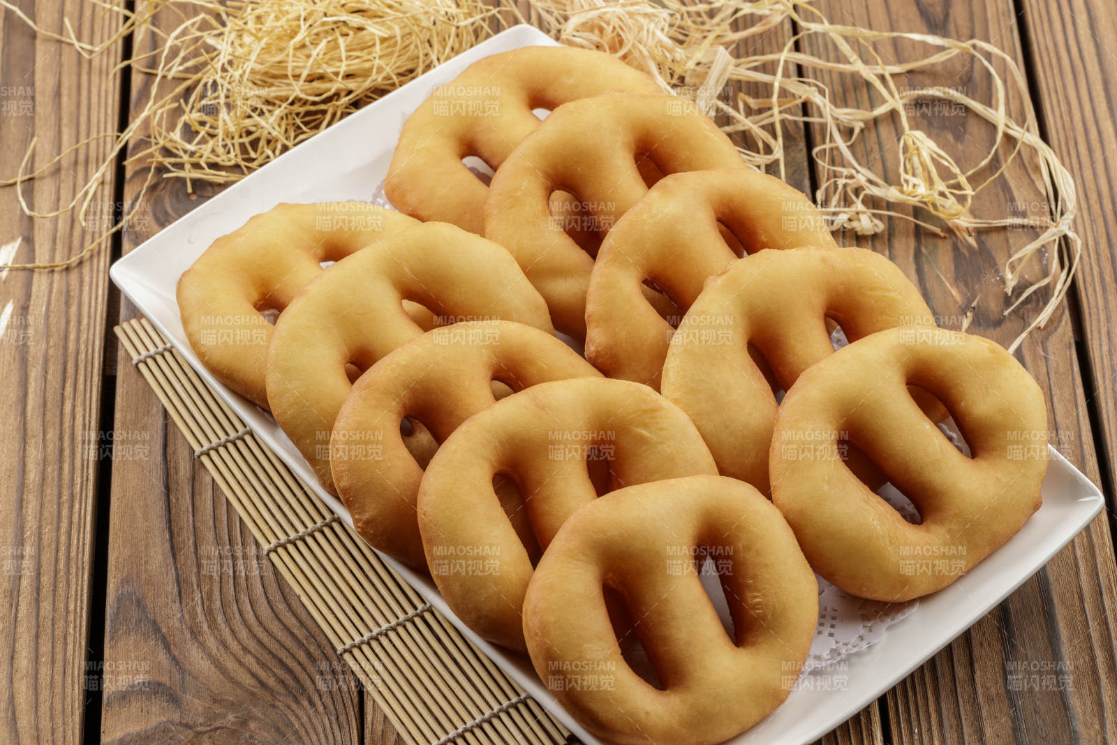 刚炸出锅的小油饼图片