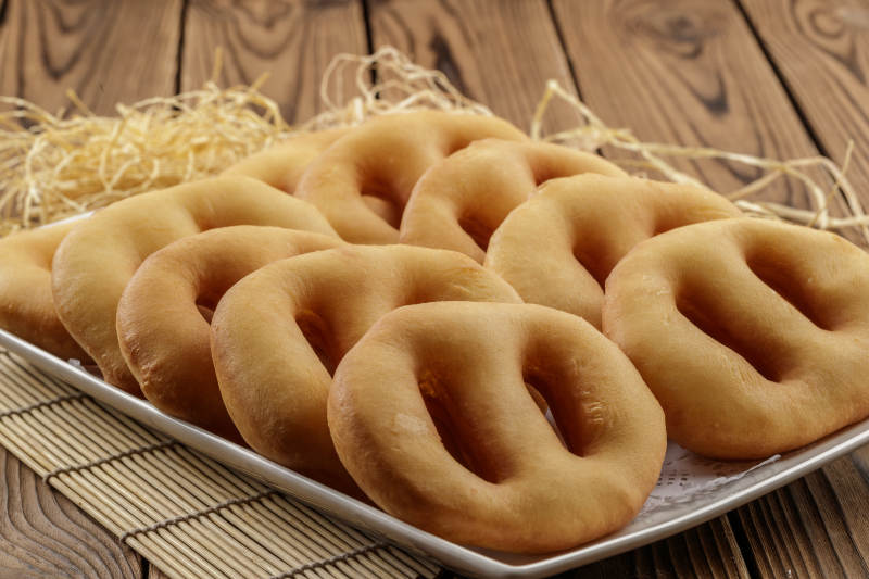 刚炸出锅的小油饼图片