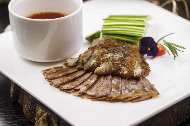 卤水猪肚香肠拼配以作菜黄瓜丝图片