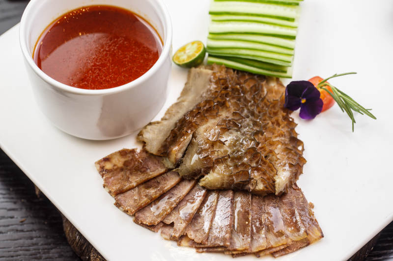 卤水猪肚香肠拼配以作菜黄瓜丝图片