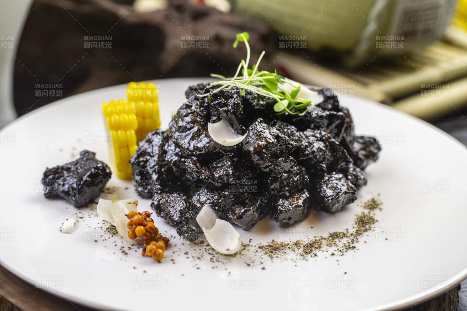 墨鱼汁焗牛腩肉配饰食材玉米金桔沙棘果图片