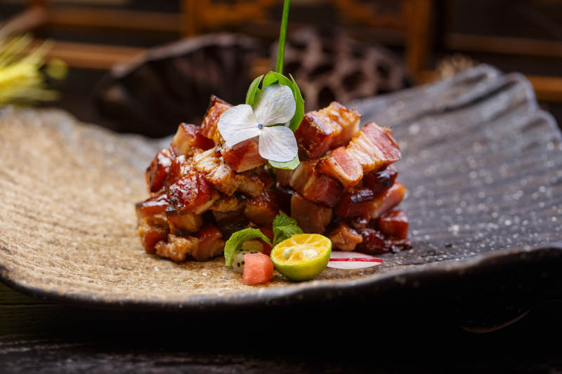 复古陶盘装的广式蜜汁叉烧肉图片