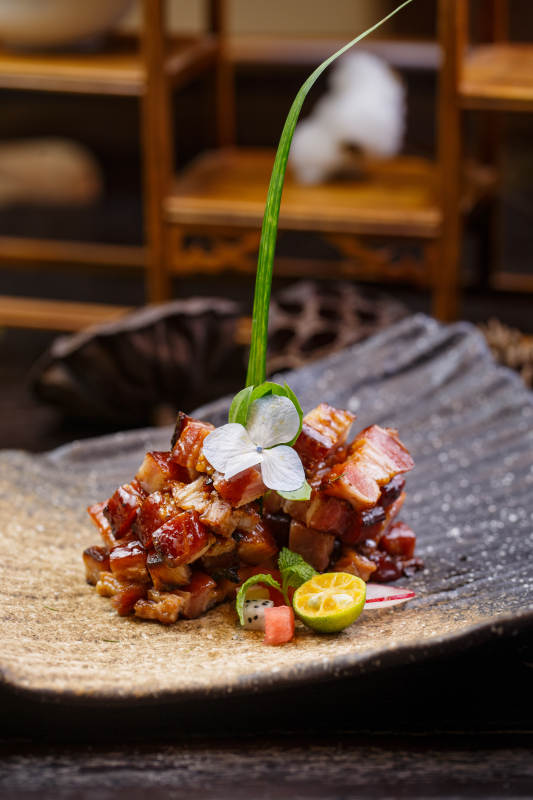 复古陶盘装的广式蜜汁叉烧肉图片