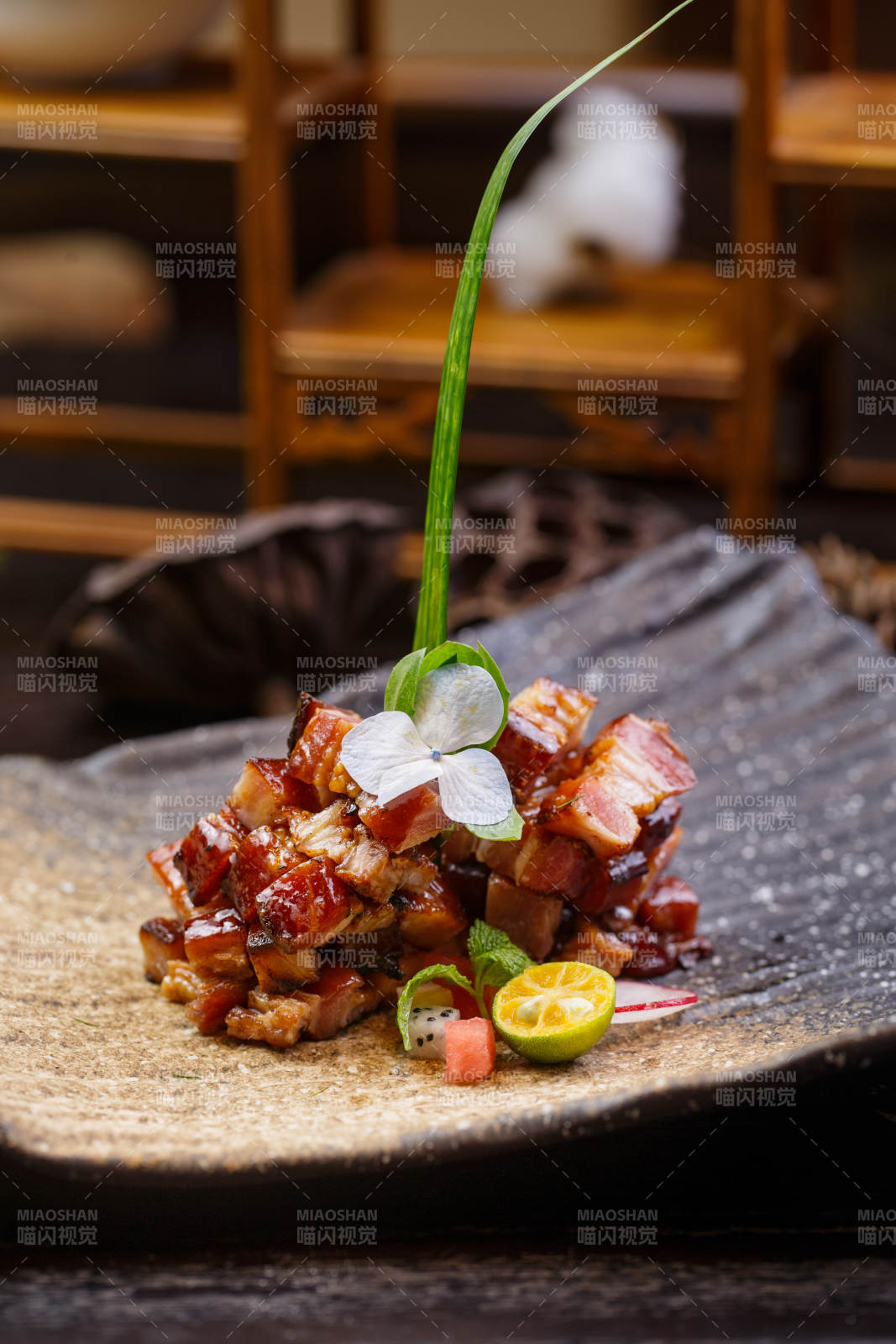 复古陶盘装的广式蜜汁叉烧肉图片