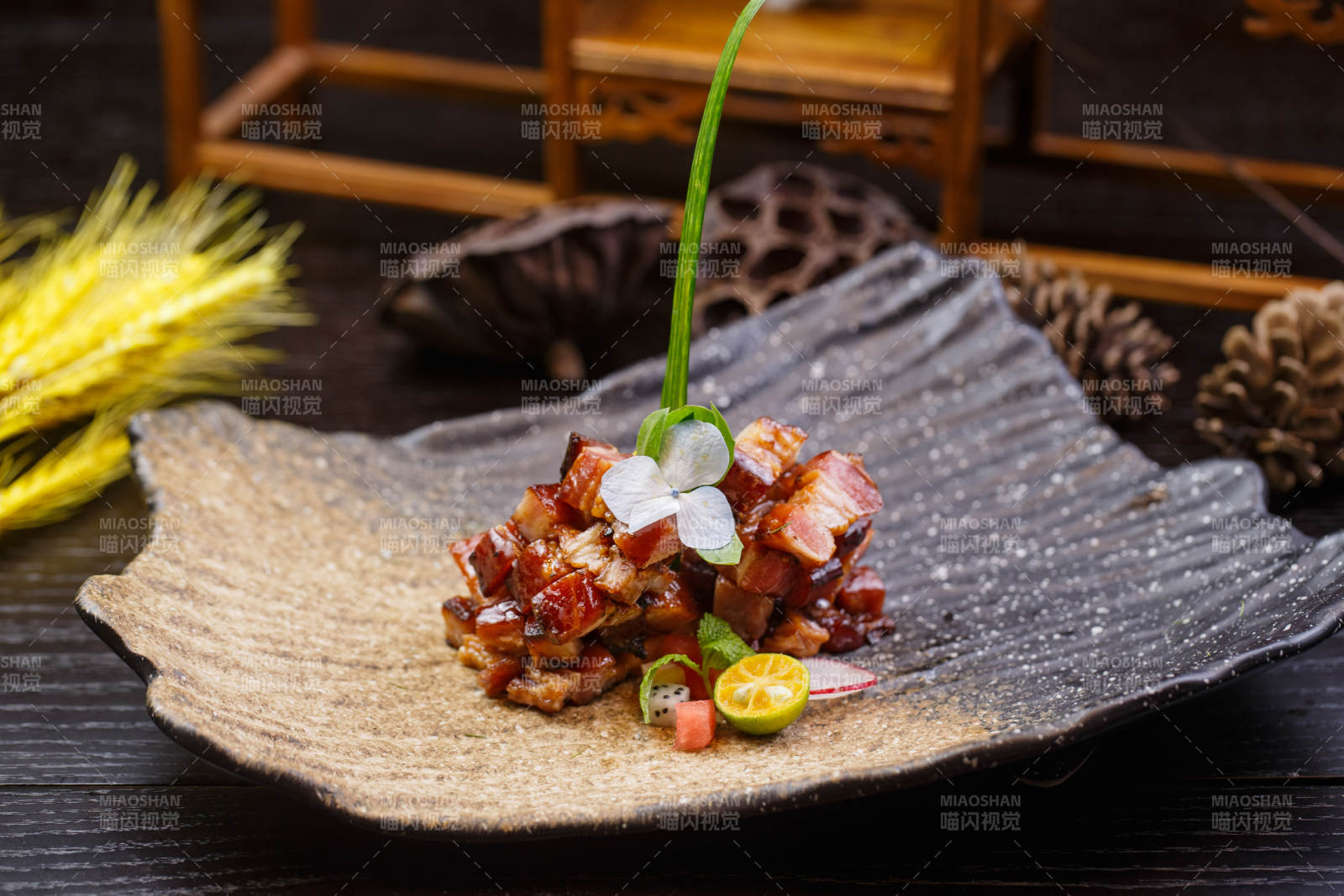 复古陶盘装的广式蜜汁叉烧肉图片