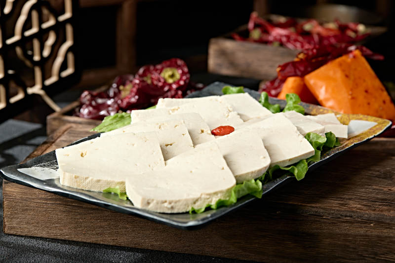 一盘新鲜的嫩豆腐切片图片