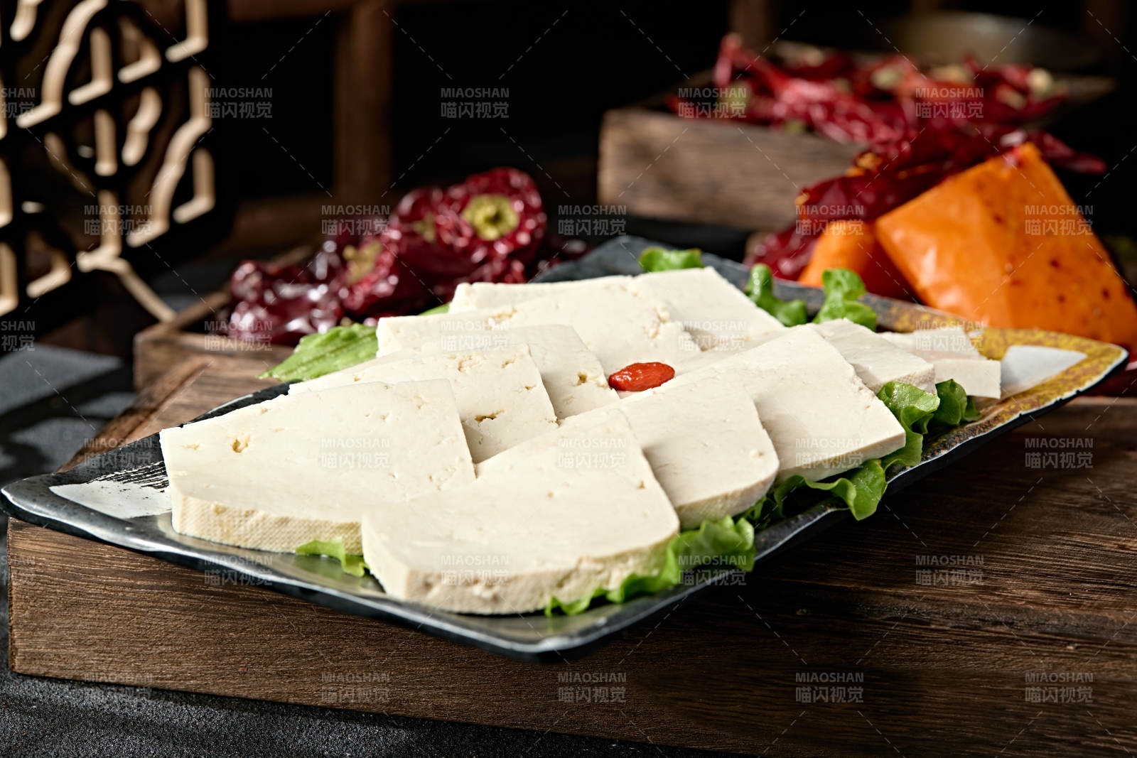 一盘新鲜的嫩豆腐切片图片