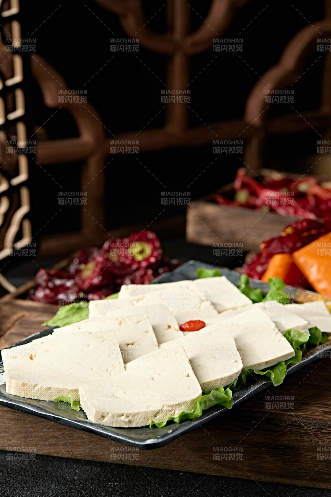 一盘新鲜的嫩豆腐切片图片