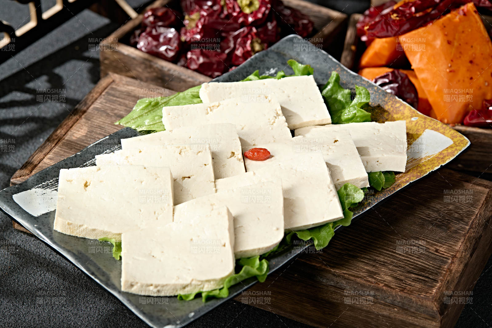 一盘新鲜的嫩豆腐切片图片