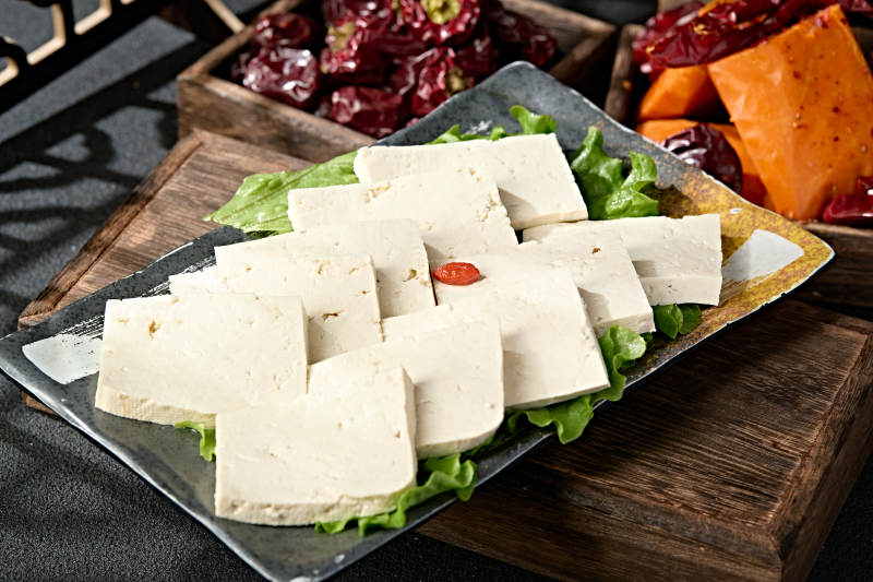 一盘新鲜的嫩豆腐切片图片