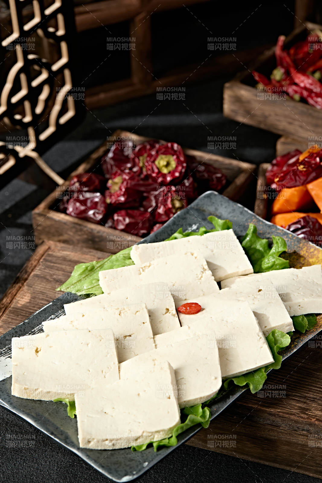 一盘新鲜的嫩豆腐切片图片