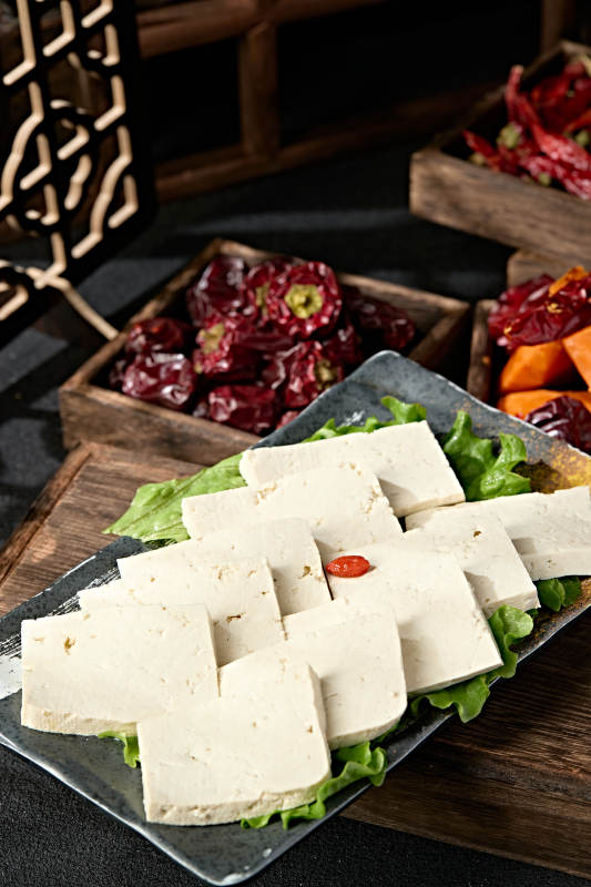 一盘新鲜的嫩豆腐切片图片