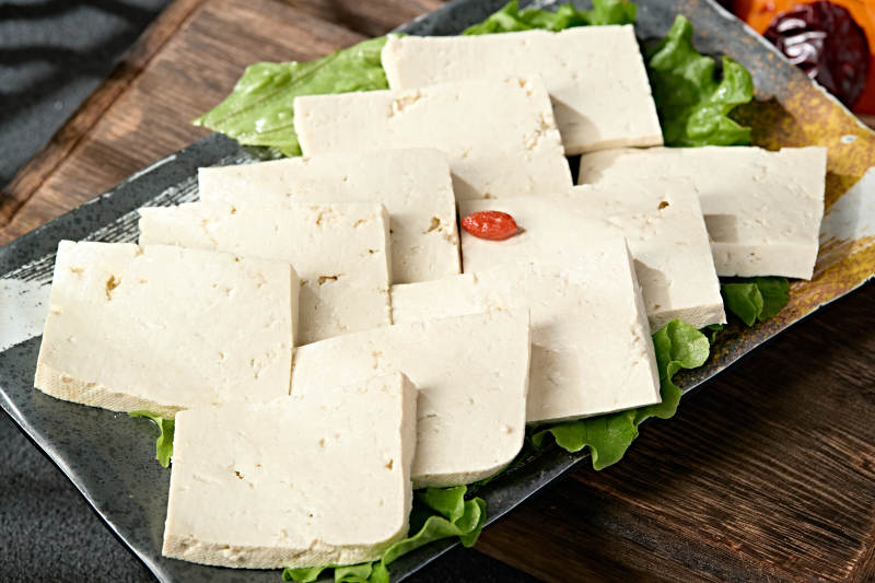 一盘新鲜的嫩豆腐切片图片