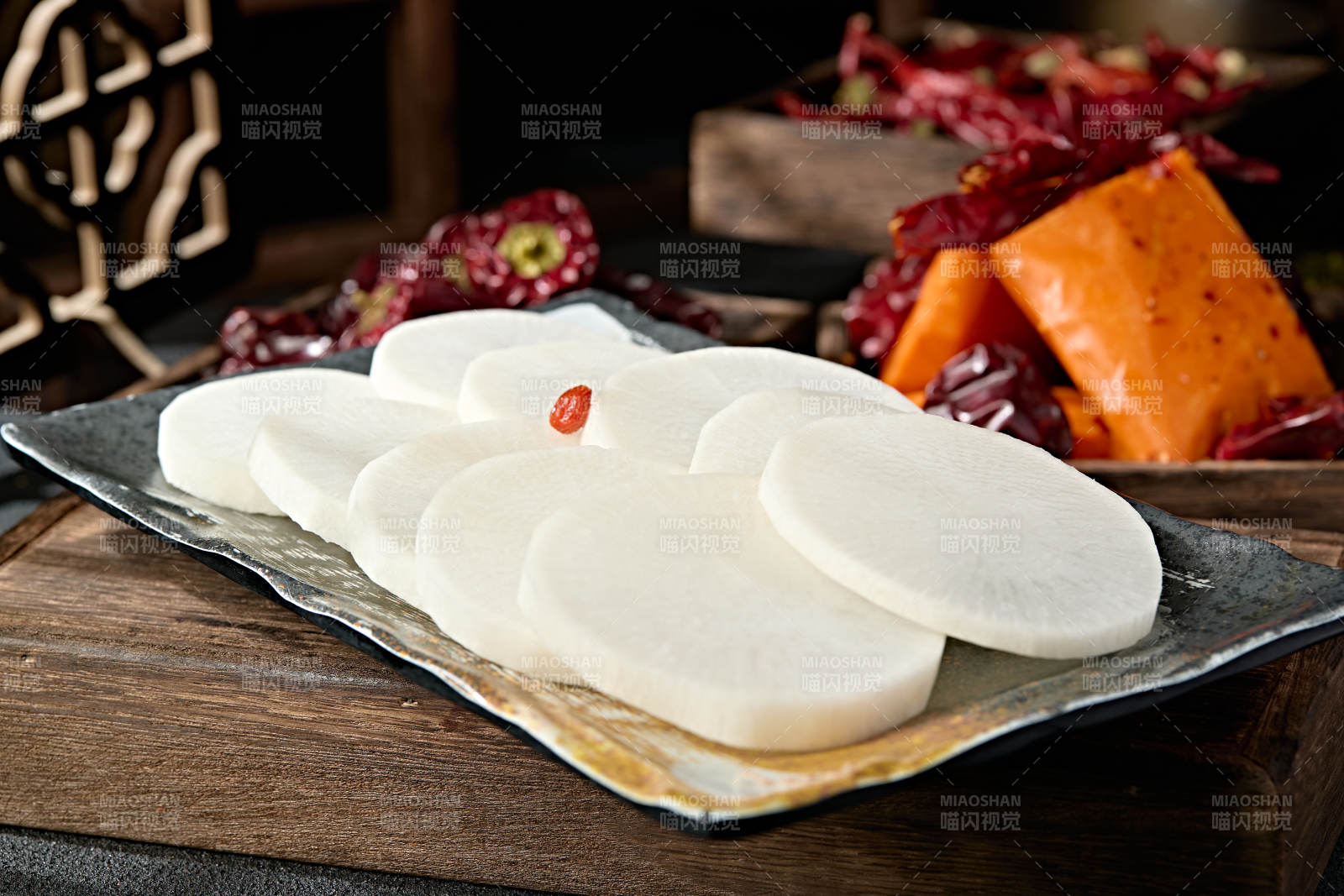 一盘新鲜白萝卜切片图片