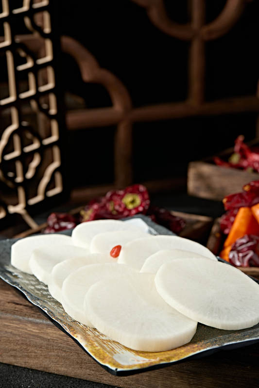 一盘新鲜白萝卜切片图片