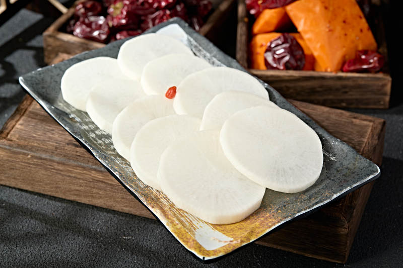 一盘新鲜白萝卜切片图片