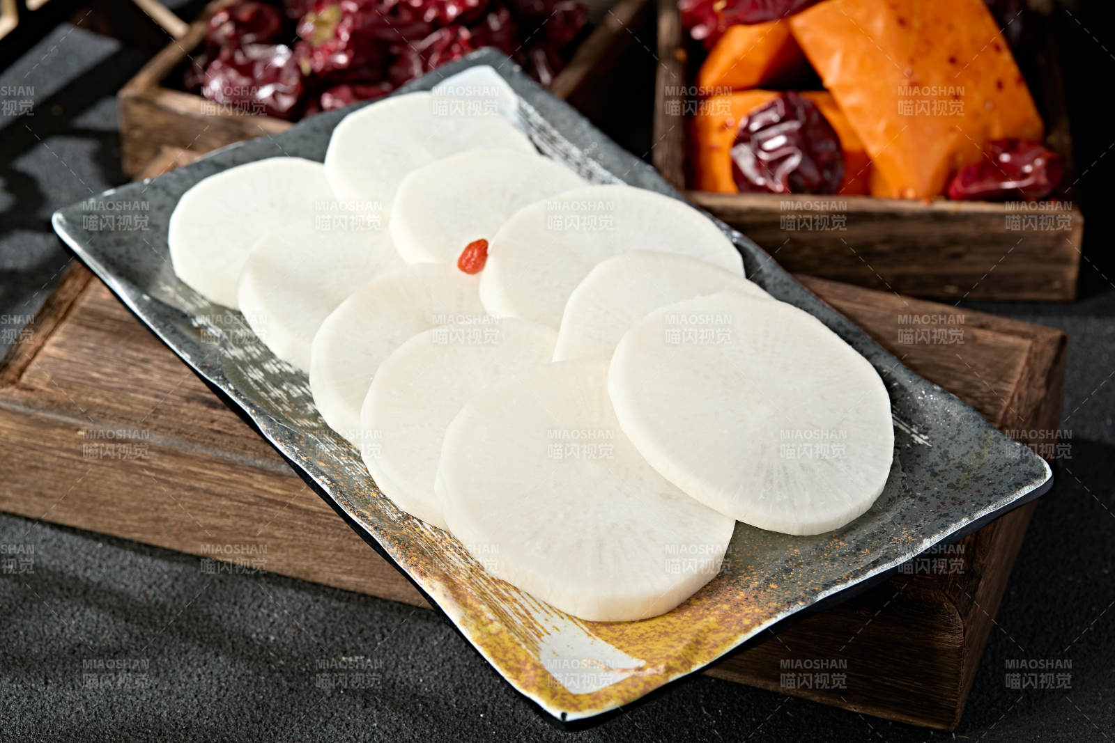 一盘新鲜白萝卜切片图片