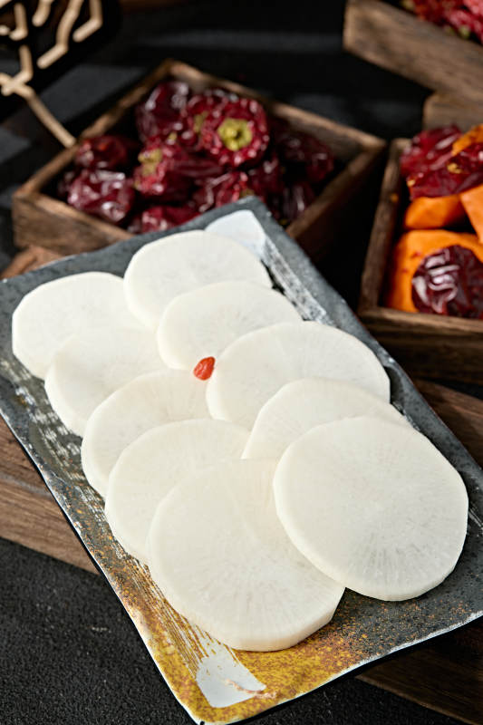 一盘新鲜白萝卜切片图片