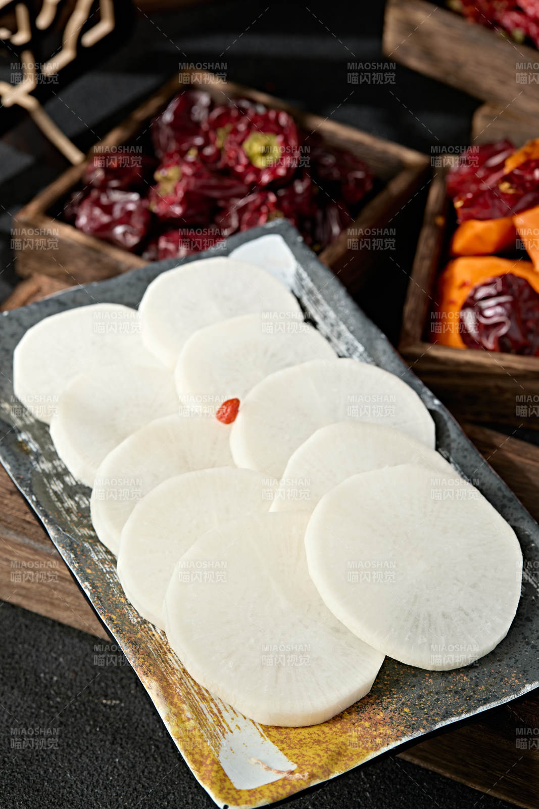 一盘新鲜白萝卜切片图片