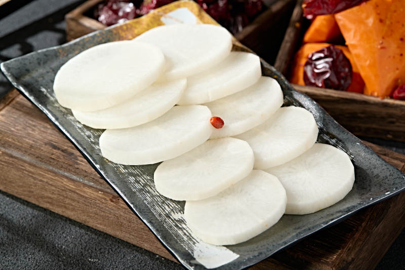 一盘新鲜白萝卜切片图片