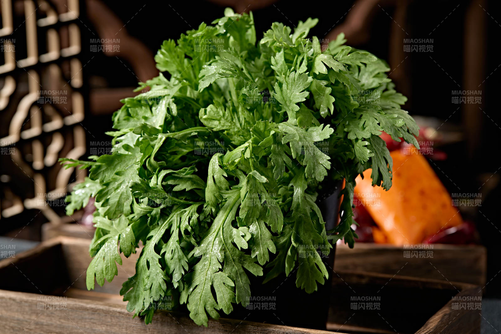 新鲜的火锅食材茼蒿蒿子秆图片
