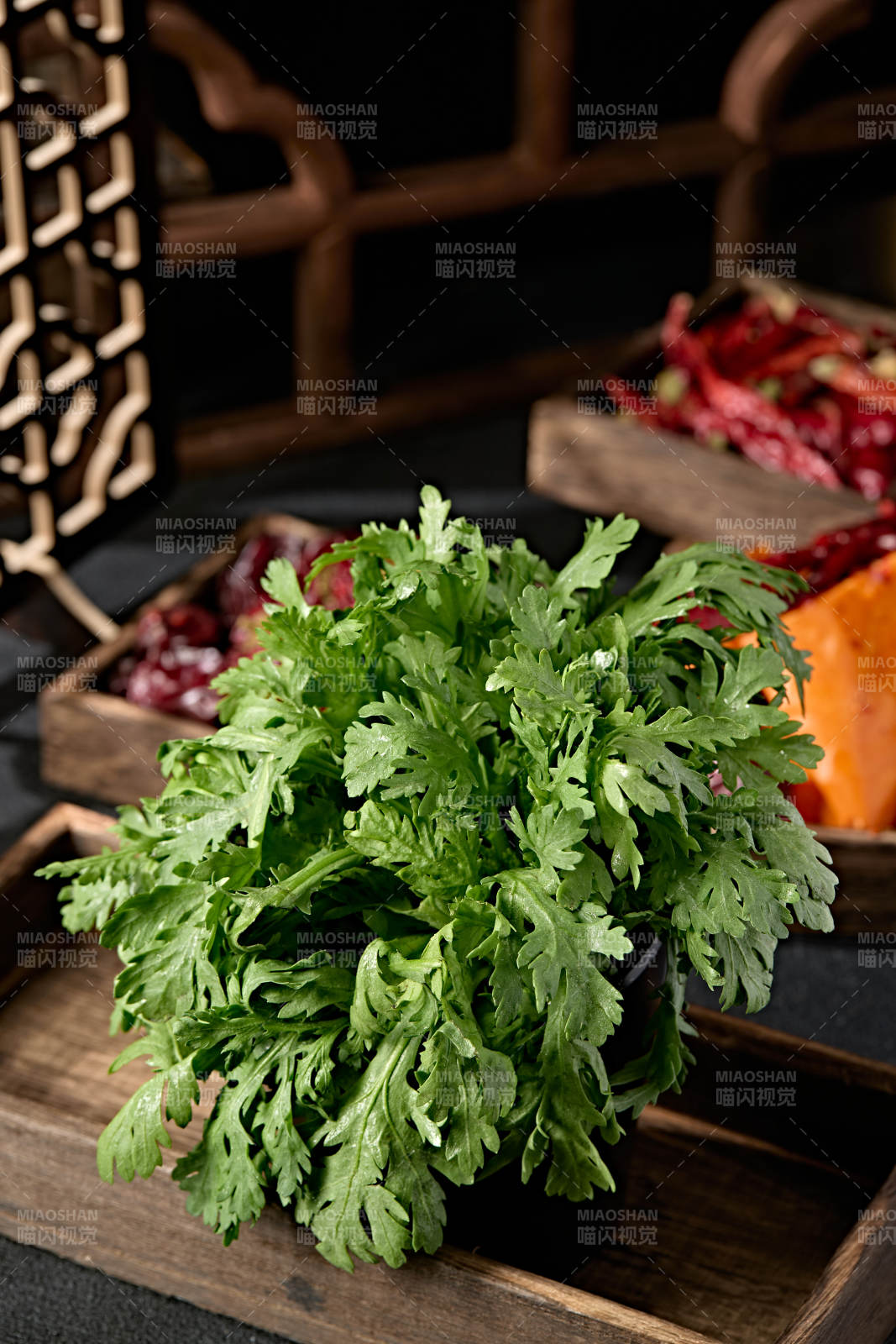 新鲜的火锅食材茼蒿蒿子秆图片