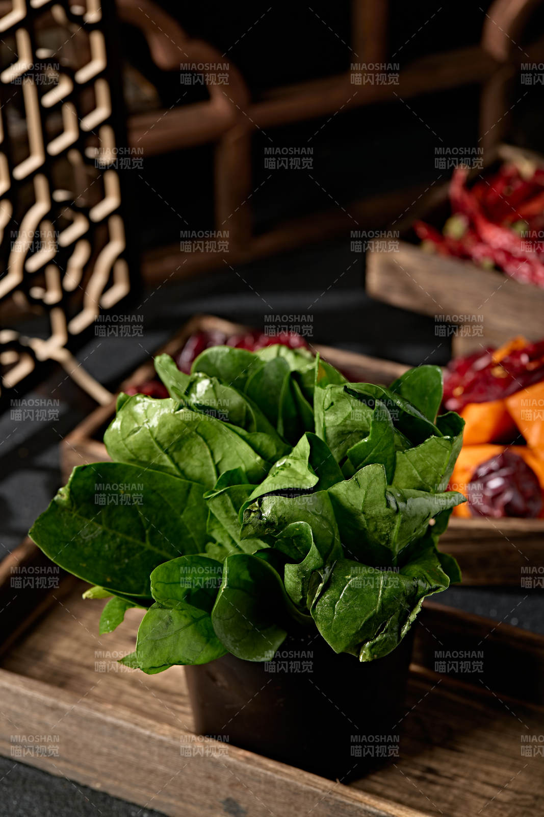 新鲜的火锅食材鲜嫩菠菜图片