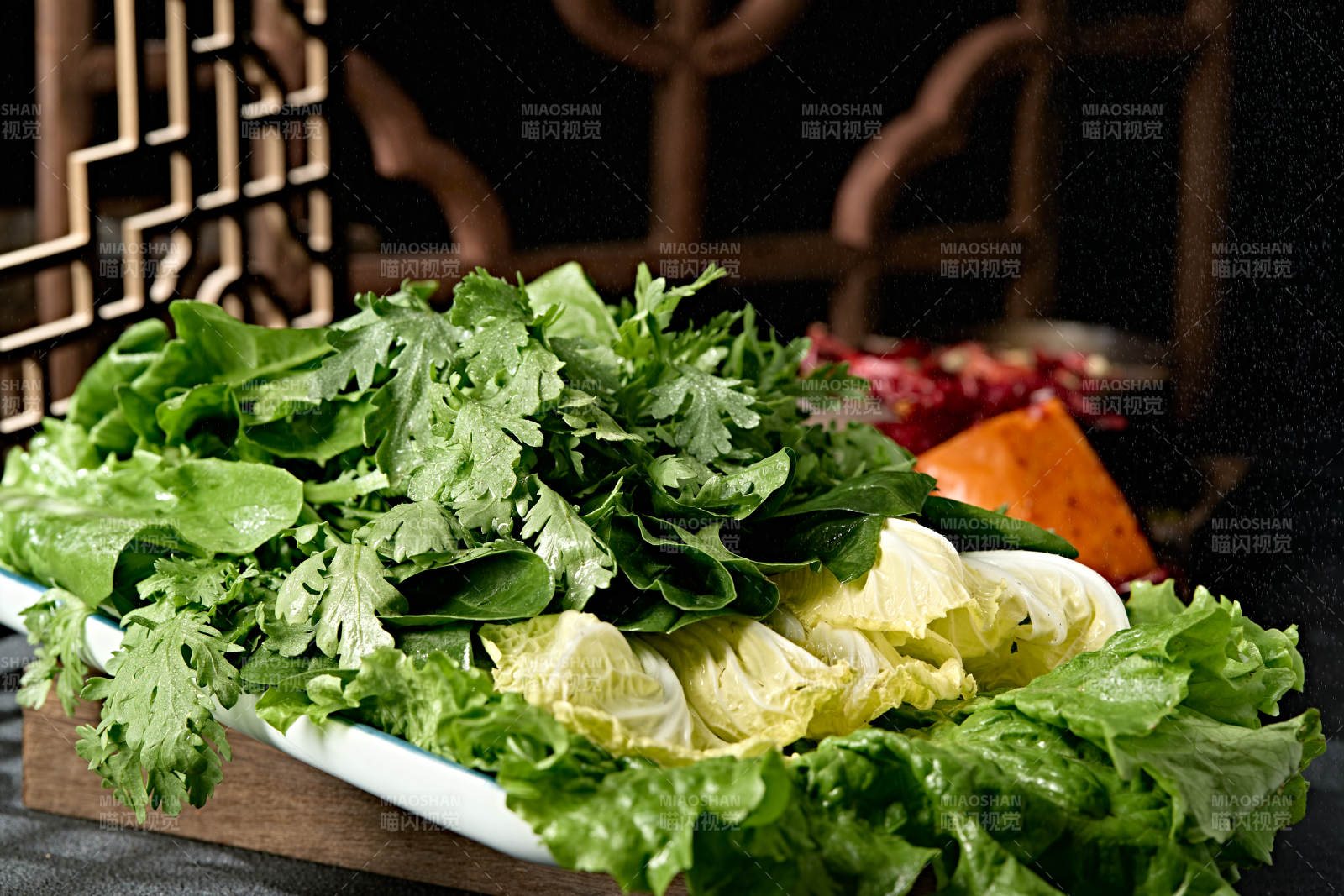 新鲜的火锅食材蔬菜拼盘图片